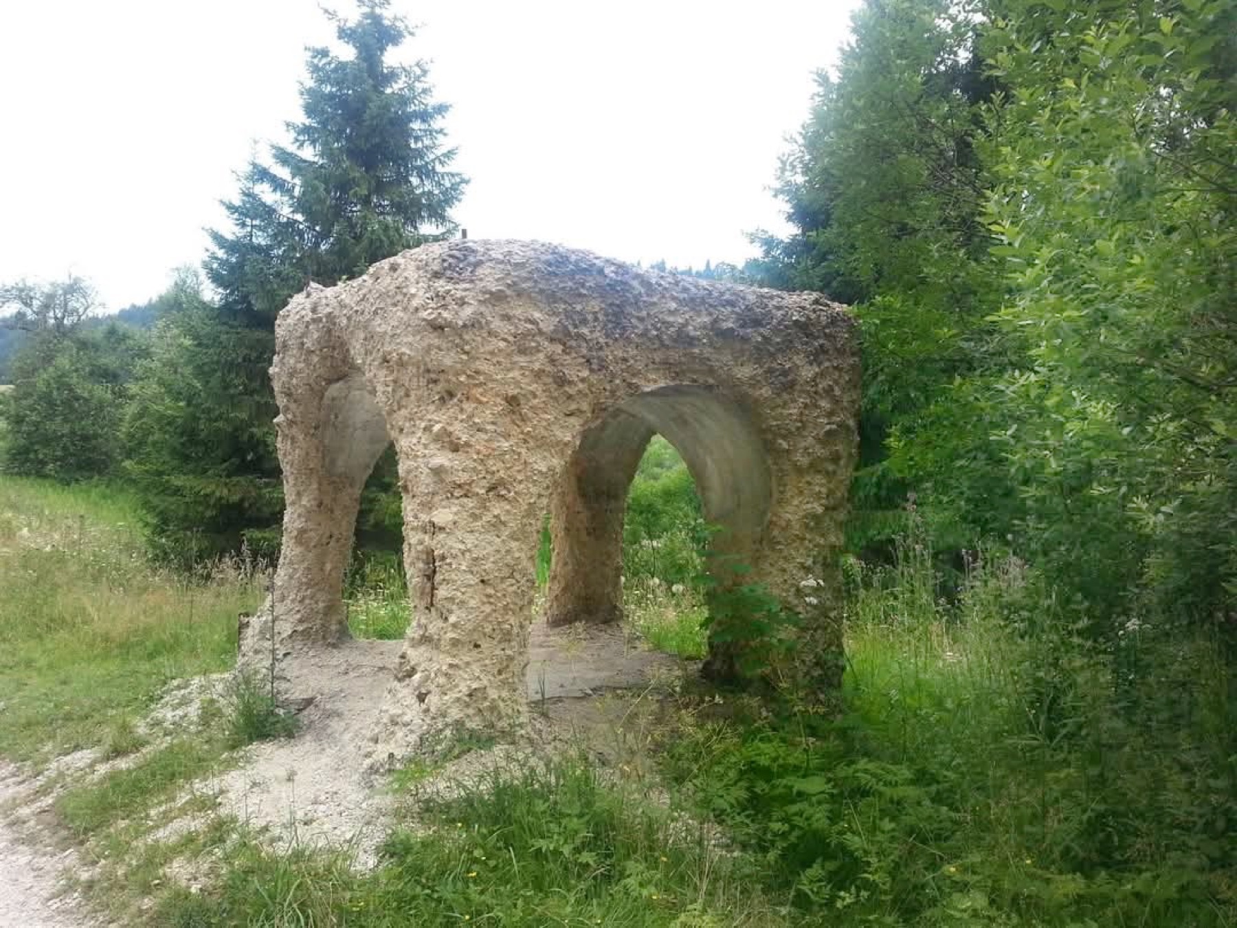 Steinerner Unterstand auf einer Waldlichtung