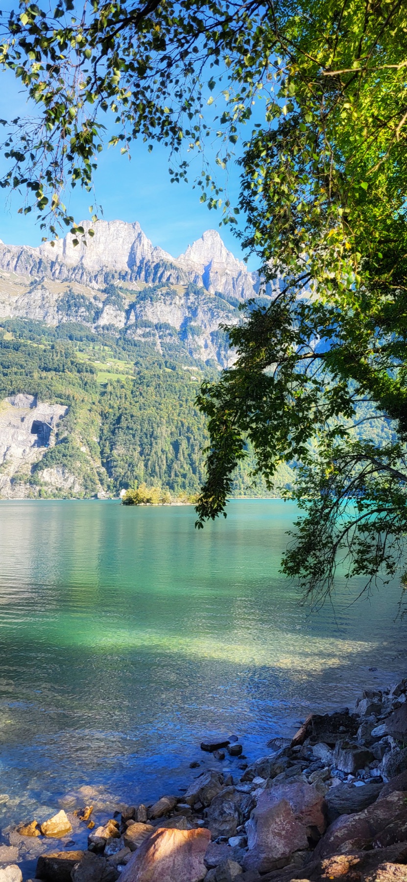 Helles Bergpanorama über einem klaren See